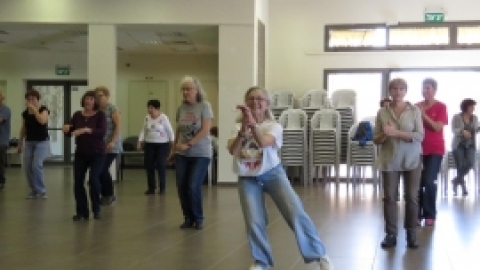 חוג לריקודי עם בהנחיית אבי אמסלם (3).jpg