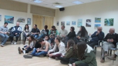 פגישה מחודשת להקרנת סרט ההצגה  דור לדור - מחושך לאור שהועלתה במסגרת תיאטרון עדות 7122015 (4).jpg