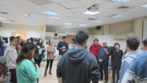 פגישה מחודשת להקרנת סרט ההצגה  דור לדור - מחושך לאור שהועלתה במסגרת תיאטרון עדות 7122015 (2).jpg