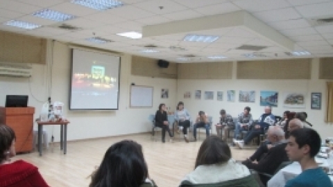 פגישה מחודשת להקרנת סרט ההצגה  דור לדור - מחושך לאור שהועלתה במסגרת תיאטרון עדות 7122015 (11).jpg