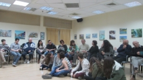 פגישה מחודשת להקרנת סרט ההצגה  דור לדור - מחושך לאור שהועלתה במסגרת תיאטרון עדות 7122015 (9).jpg