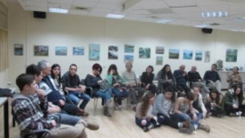 פגישה מחודשת להקרנת סרט ההצגה  דור לדור - מחושך לאור שהועלתה במסגרת תיאטרון עדות 7122015 (14).jpg